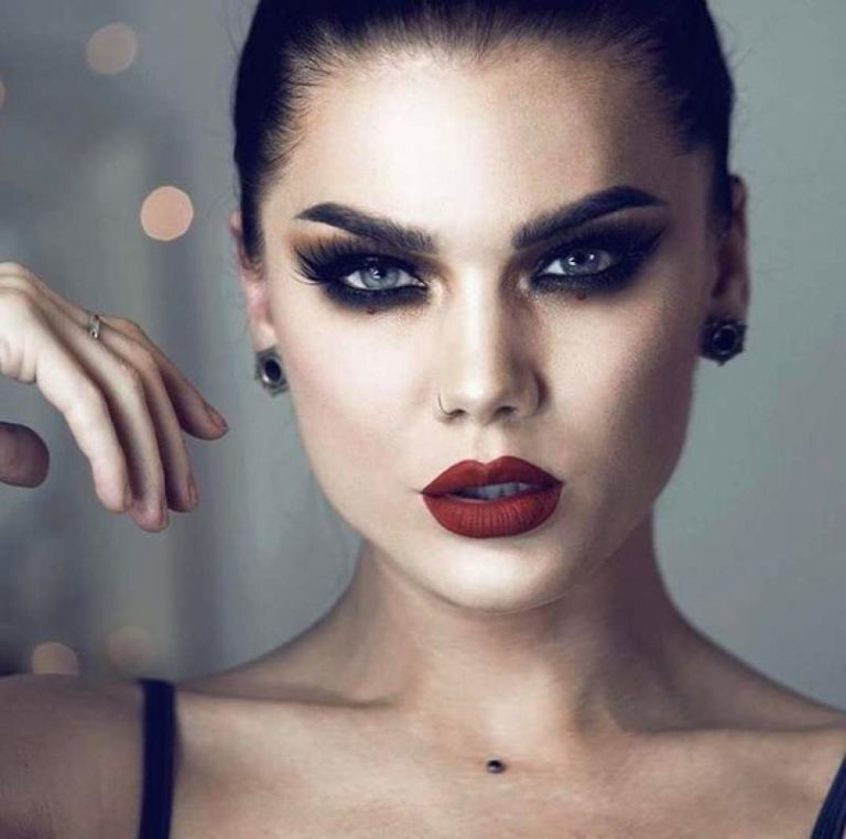 Smokey Eyes with Red Lips thats Sensous & Seductive - Hike n Dip