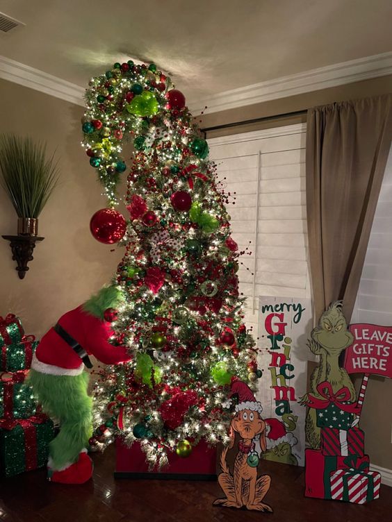 CHRISTMAS DECORATE LIKE A PRO! HOW TO DIY GRINCH LEGS FOR YOUR